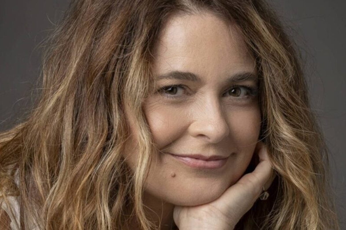Claudia Abreu Revela Rotina Frenética: Conciliando Sucesso na TV e Teatro!