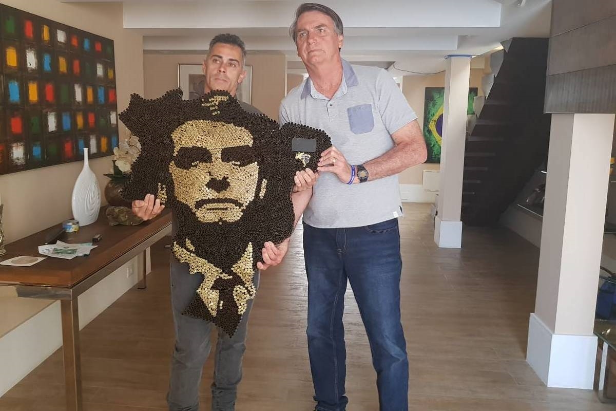 Deputada pede apuração após PM comprar quadros de artista bolsonarista