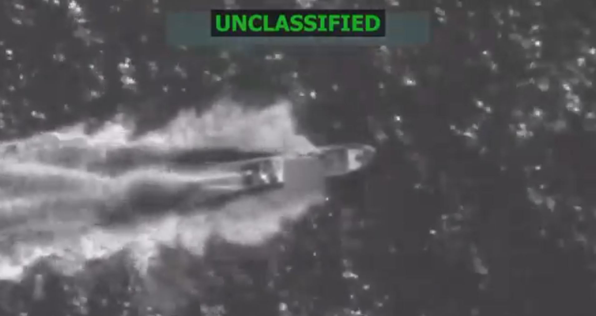 Imagem colorida de embarcação atingida pelos Estados Unidos no Oceano Pacífico Oriental