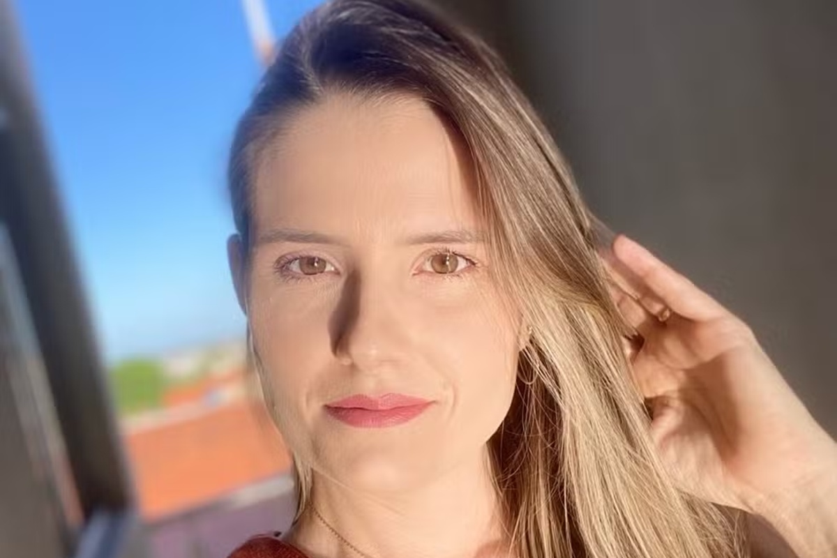 Imagem colorida de mulher com a mão no cabelo - Metrópoles