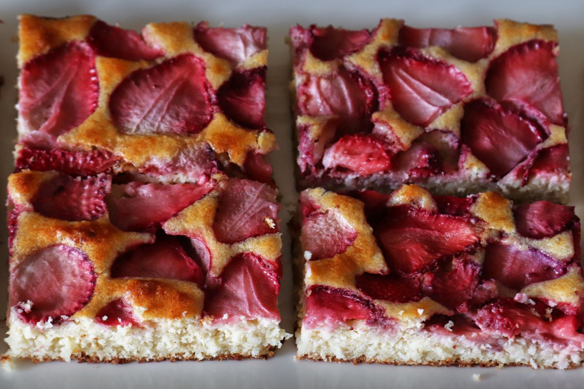 foto colorida bolo de morango saudável