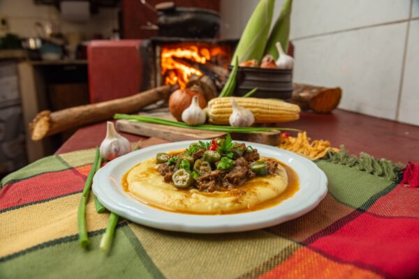 Foto colorida de um prato típico mineiro que pode ser encontrado na Cordilheira do Espinhaço - Metrópoles
