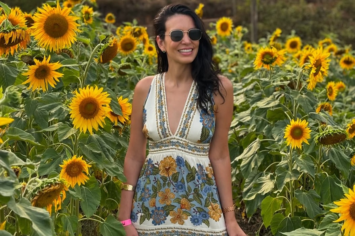 Imagem colorida mostra imagem de mulher branca sorrindo - Metrópoles