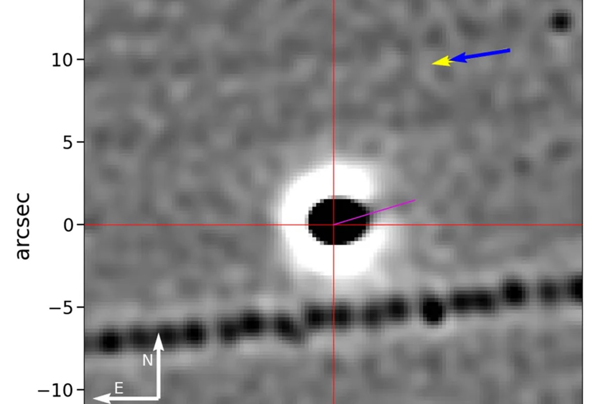 Imagem preta e branca mostra cometa 3l/atlas apontando jato para o Sol - Metrópoles