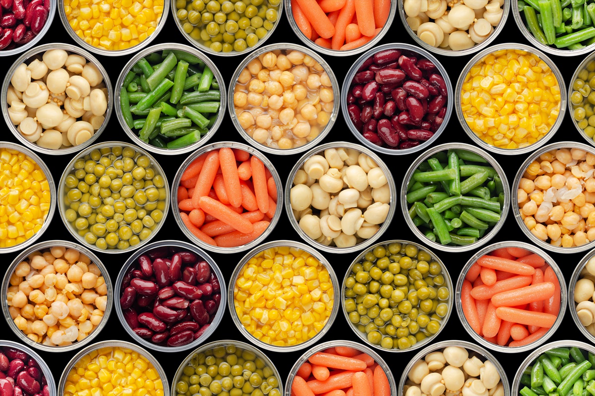 Foto colorida de vários alimentos enlatados abertos - Alimentos enlatados podem ser aliados da saúde. Saiba quais - Metrópoles