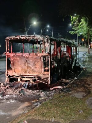 Confronto com a PM aconteceu por volta das 21h em Piracicaba. Operação do transporte público foi afetada pelo incêndio ao veículo - Metrópoles