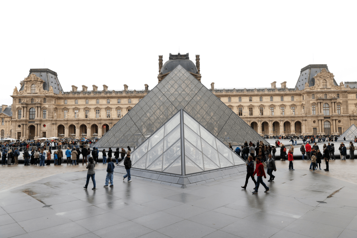 foto com cor. museu do louvre - metrópoles