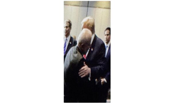 Registro do abraço entre Lula e Trump nos bastidores da reunião na Malásia
