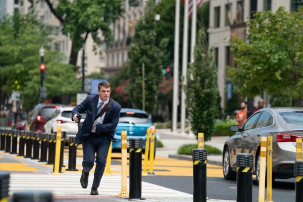Imagem colorida de Gabriel Basso no filme A Casa de Dinamite, da Netflix