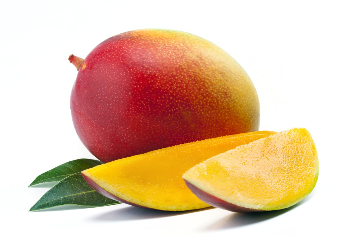 Foto colorida de manga cortada em fatias - Metrópoles