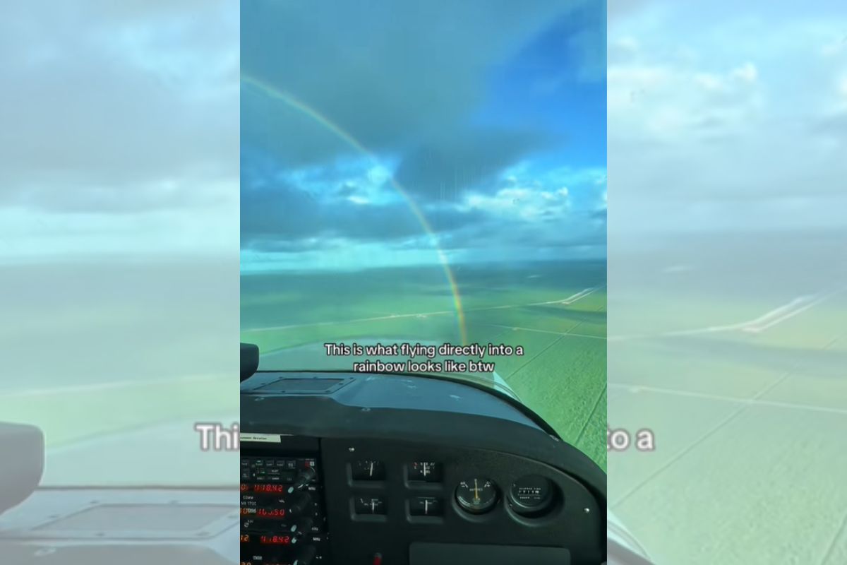 Foto colorida de um avião e arco-íris - Metrópoles