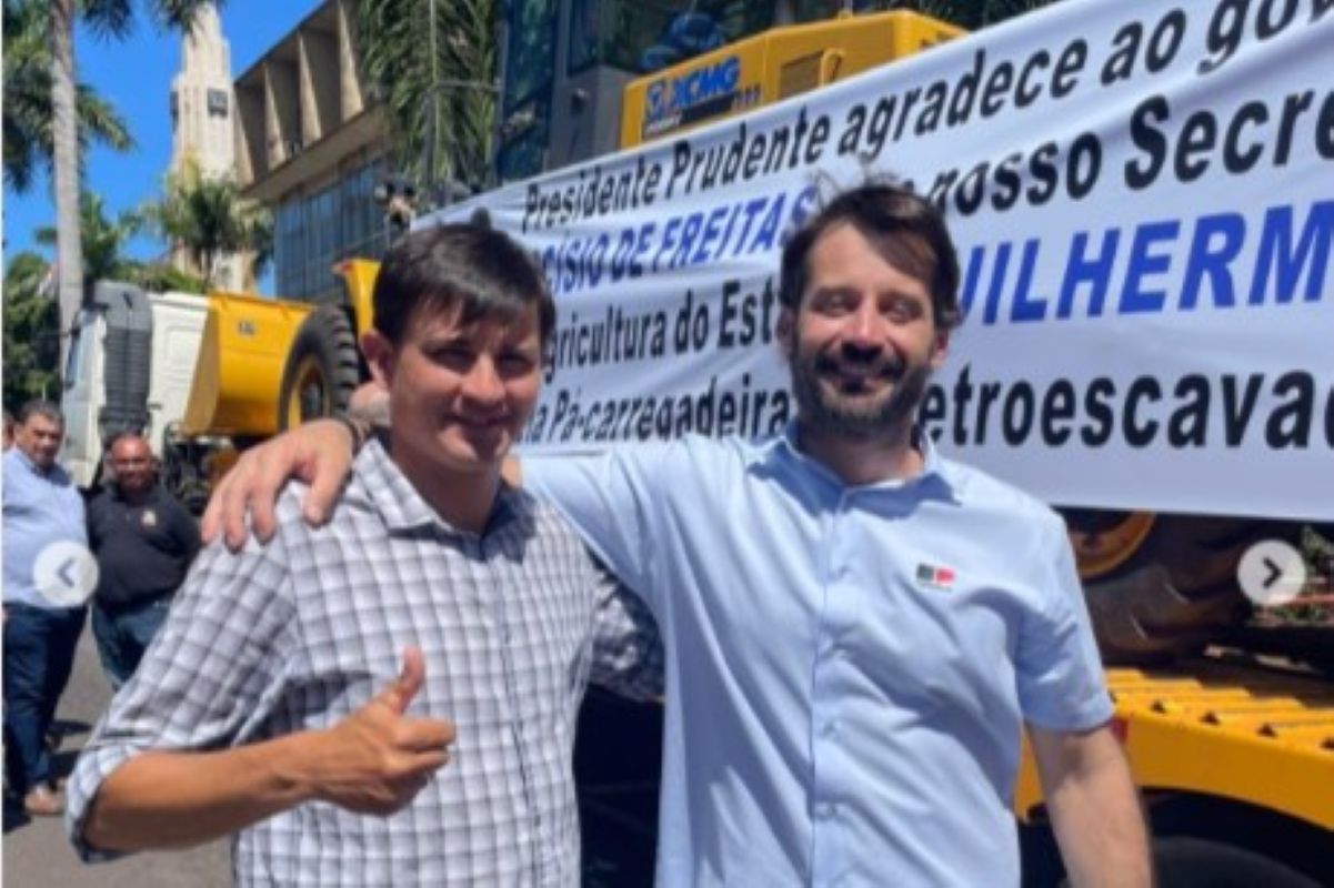 Tratores entregues por SP ganham faixas com nome de secretário do Agro