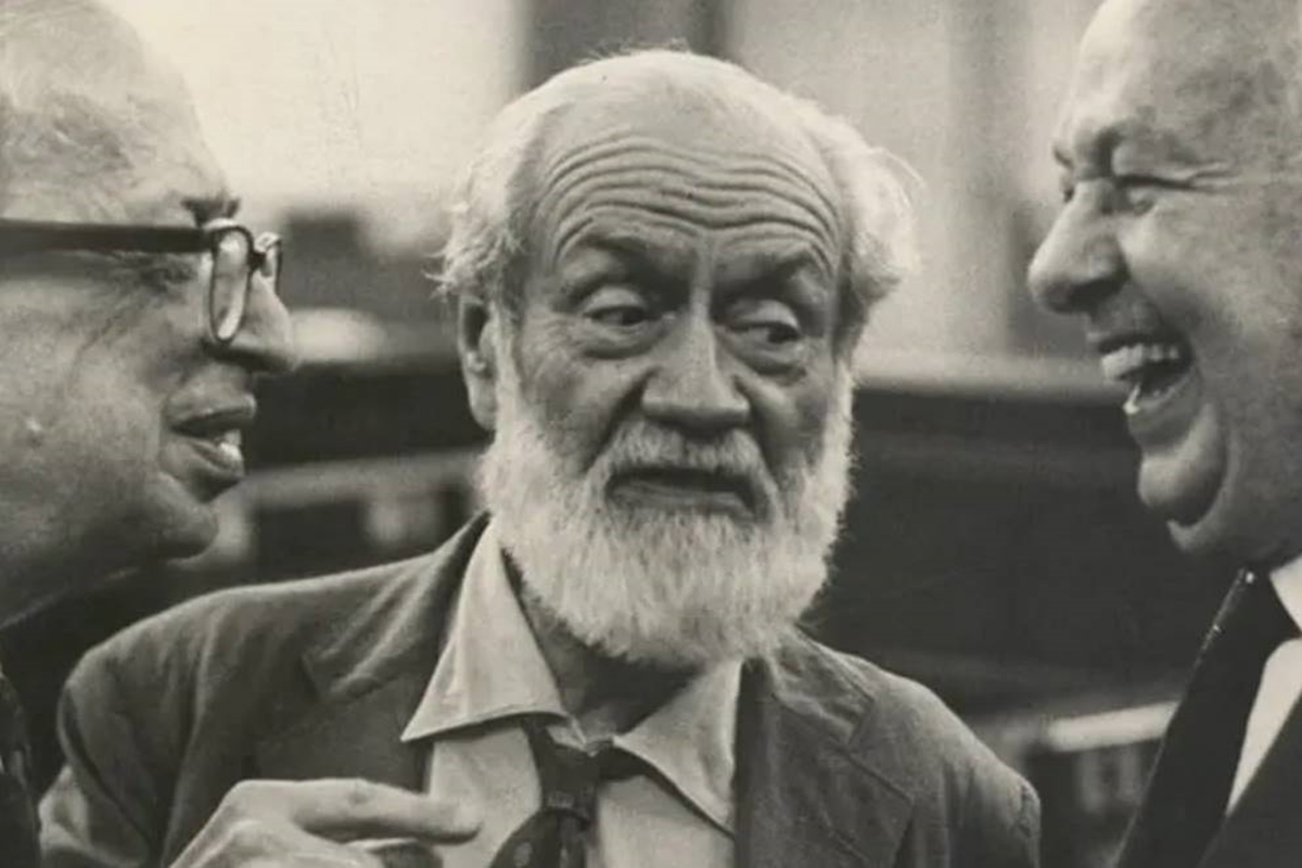 foto em preto e branco de três homens de meia idade conversando - metrópoles