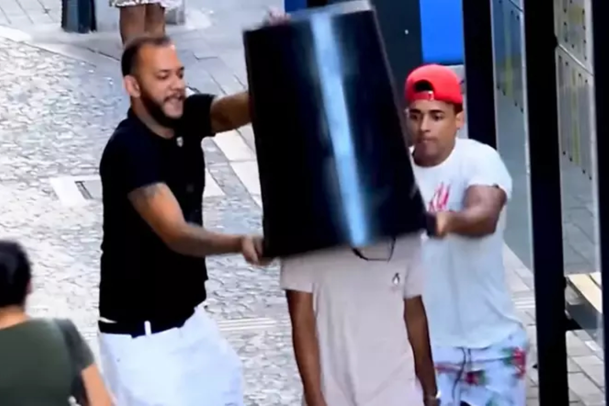 Imagem colorida, Rafael Chocolate cobrindo pessoa com balde - Metrópoles