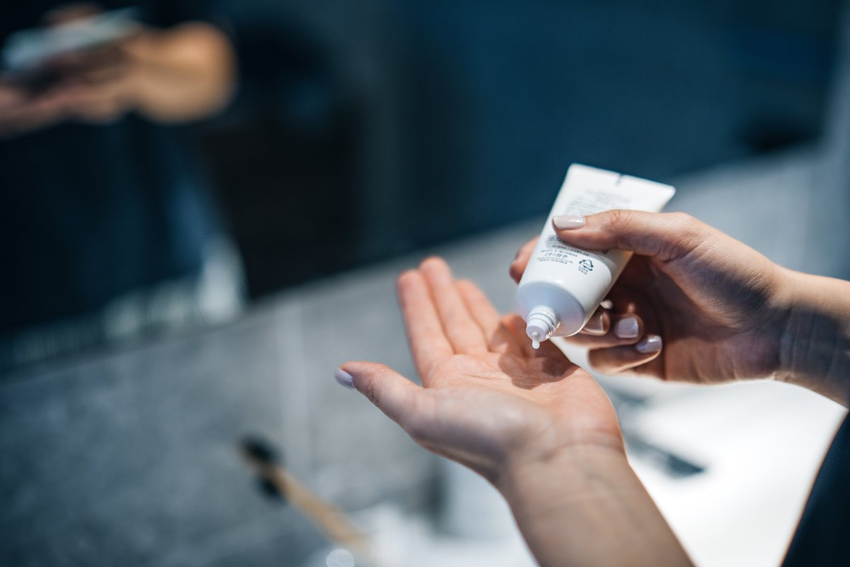 Foto colorida de mulher passando protetor solar - Dermatologista: por que avaliações são essenciais para saúde da pele - Metrópoles