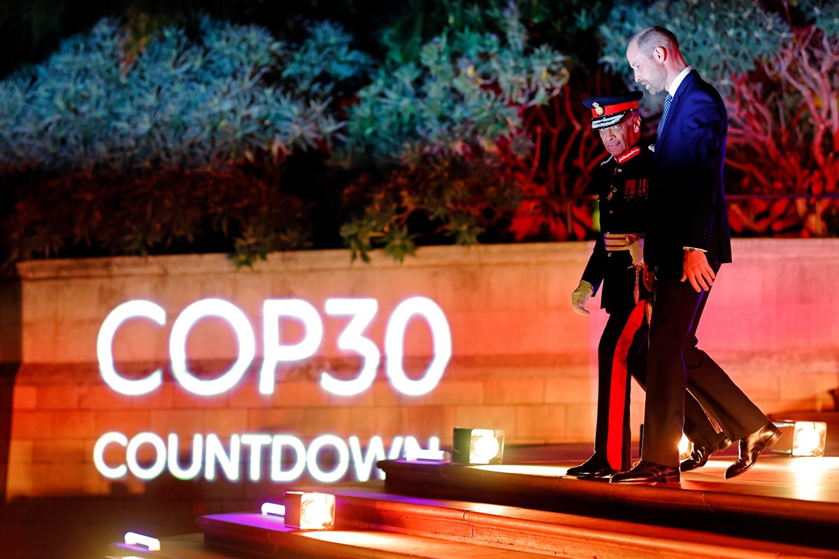 Foto colorida de dois homens descendo uma escada - Metrópoles