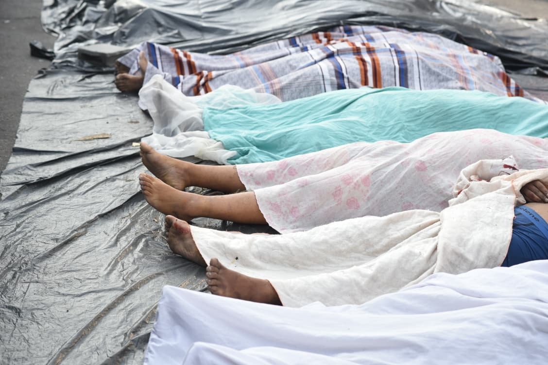 Megaoperação no Rio de Janeiro. Moradores empilham e fazem contagem de corpos após operação da polícia contra o CV no Rio de Janeiro
