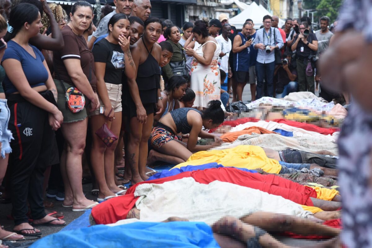 Megaoperação no Rio de Janeiro. Moradores empilham e fazem contagem de corpos após operação da polícia contra o CV no Rio de Janeiro.