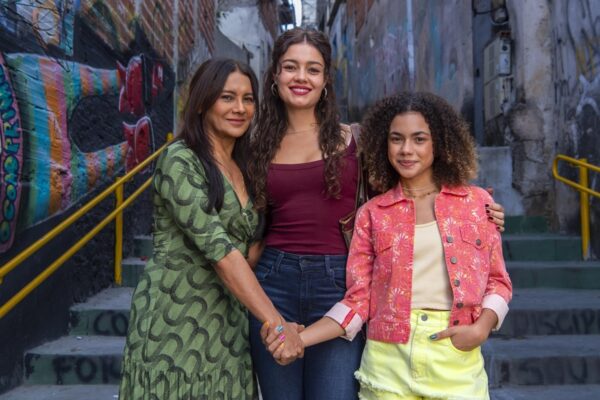 Imagem colorida de Dira Paes, Sophie Charlotte e Alana Cabral na novela Três Graças