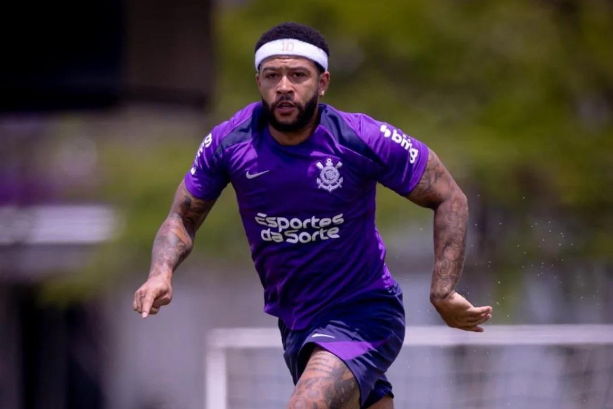 Depay retorna ao Corinthians após ficar preso no RJ e faltar treino