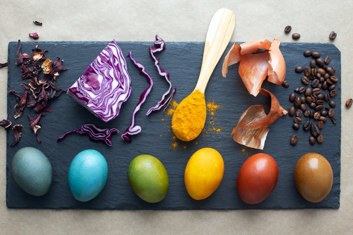Foto colorida de seis ovos coloridos com corantes naturais, nas coreas, azul, verde, amarelo,vermelho e marrom - Metrópoles.
