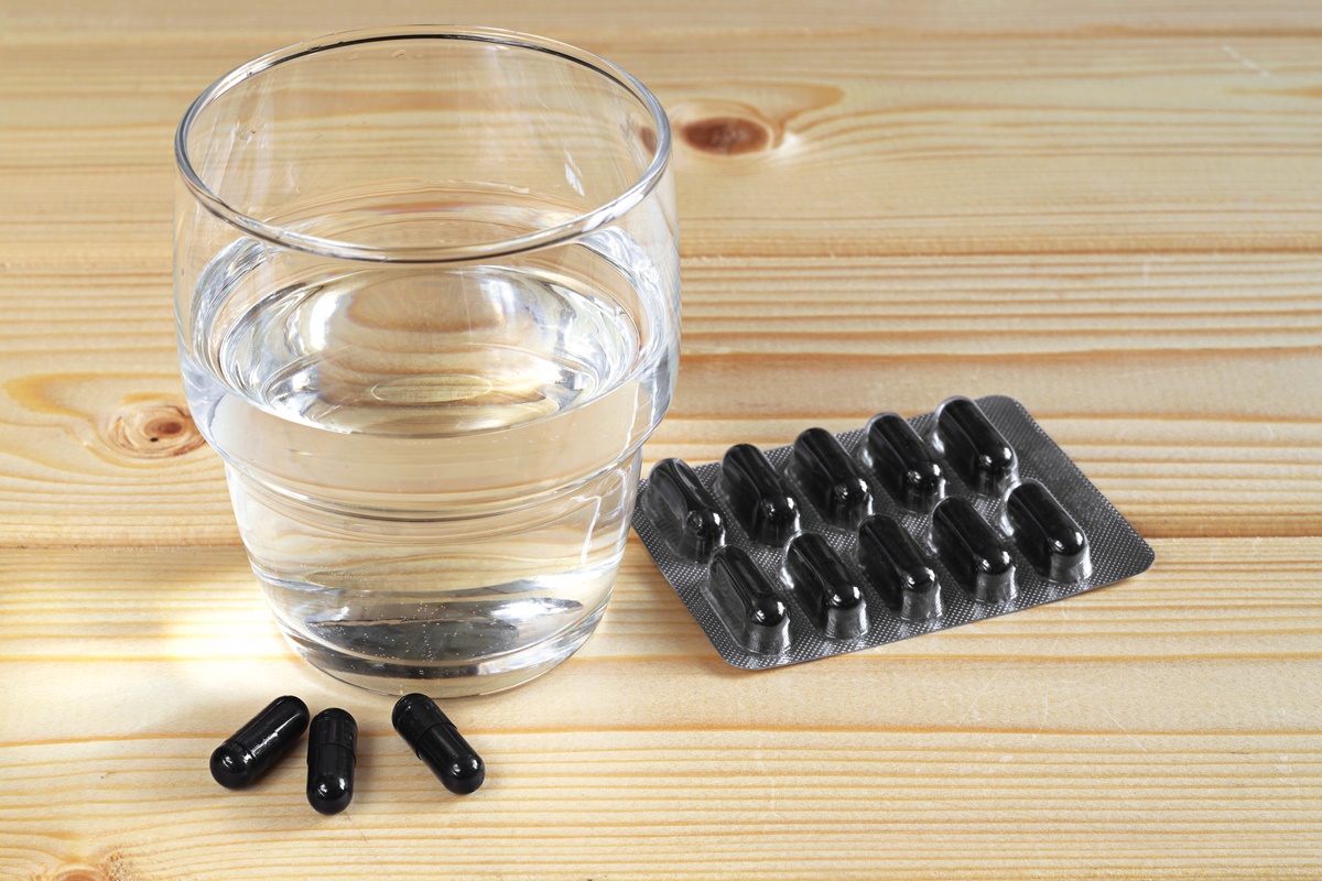 Foto colorida de comprimidos de carvão ativado - Ingestão de carvão ativado reduz efeitos do álcool? Médicos explicam - Metrópoles