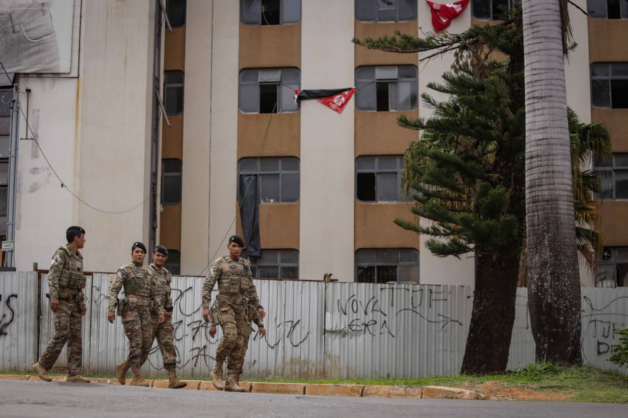 Após negociações, famílias desocupam hotel abandonado no DF