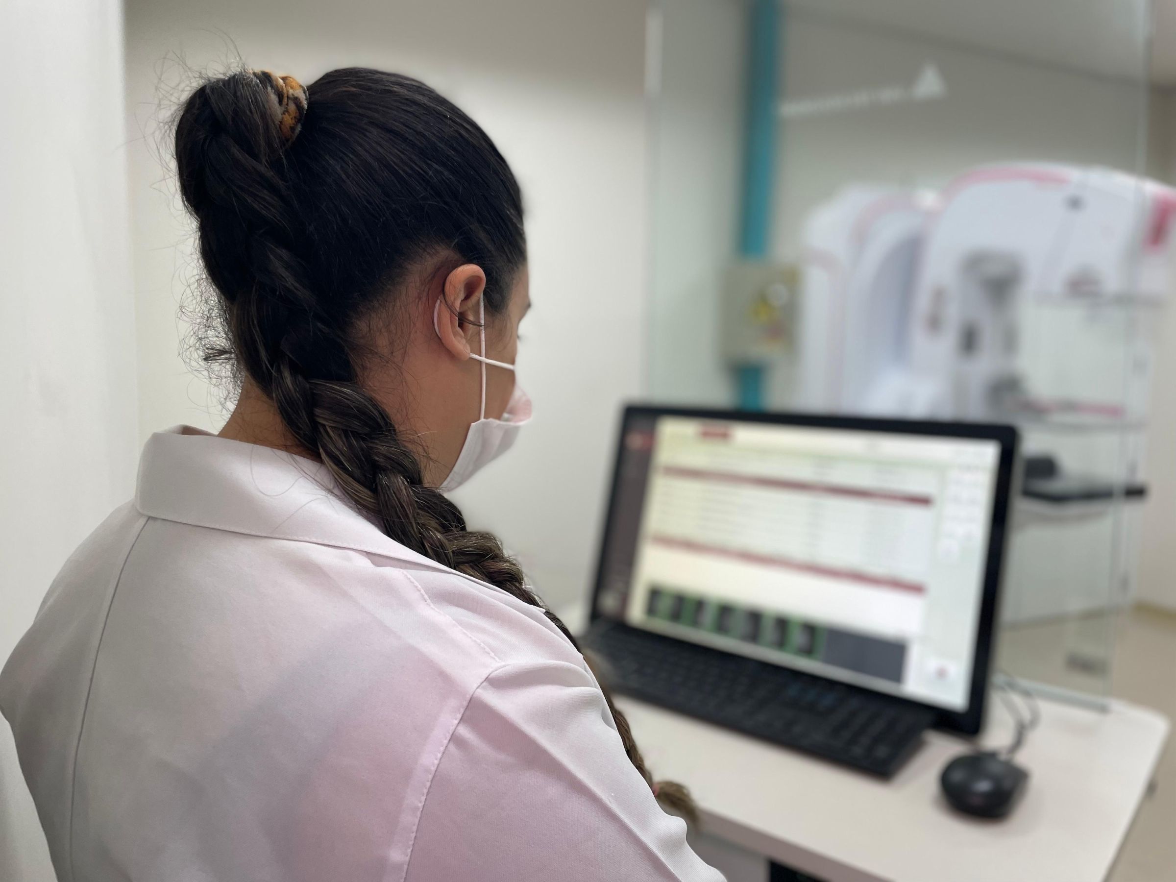 Fotografia colorida mostrando médica olhando computador-Metrópoles