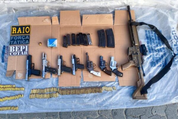 Foto colorida de armas apreendidas durante ação da PM que deixou 7 mortos no Ceará