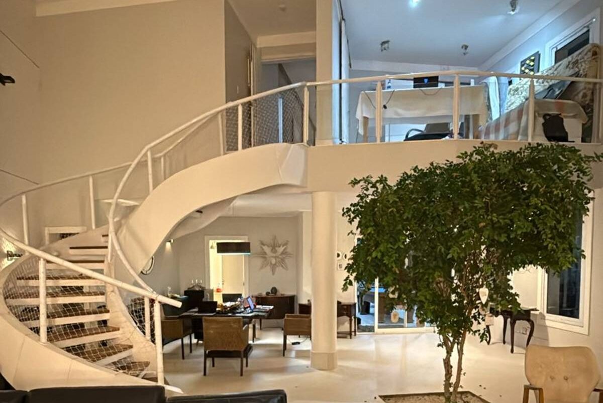 Coworking de luxo: veja mansão usada por quadrilha para aplicar golpes