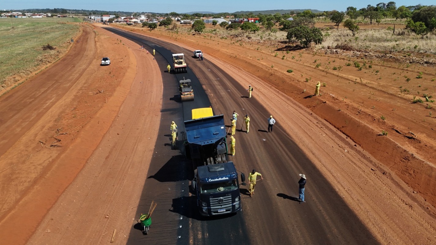 Fotografia colorida mostrando obras em estrada-Metrópoles