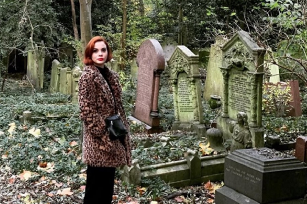 Mulher revela peculiaridades de trabalhar em um cemitério