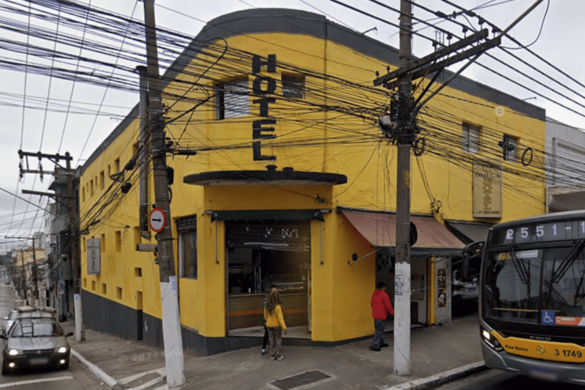 Jovem de 18 anos morre após ser esfaqueada por homem em hotel de SP