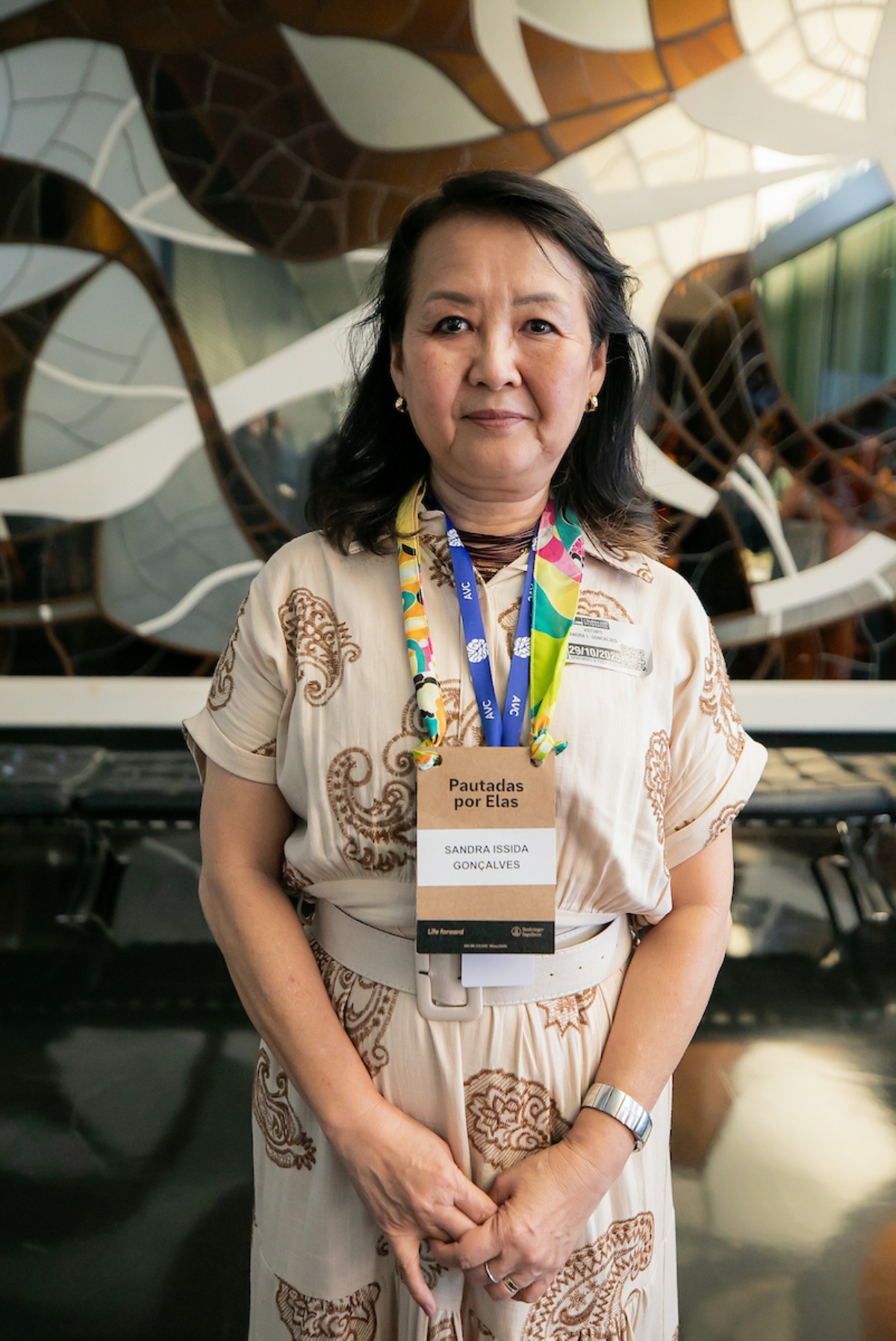 Foto colorida de uma mulher - Metrópoles 