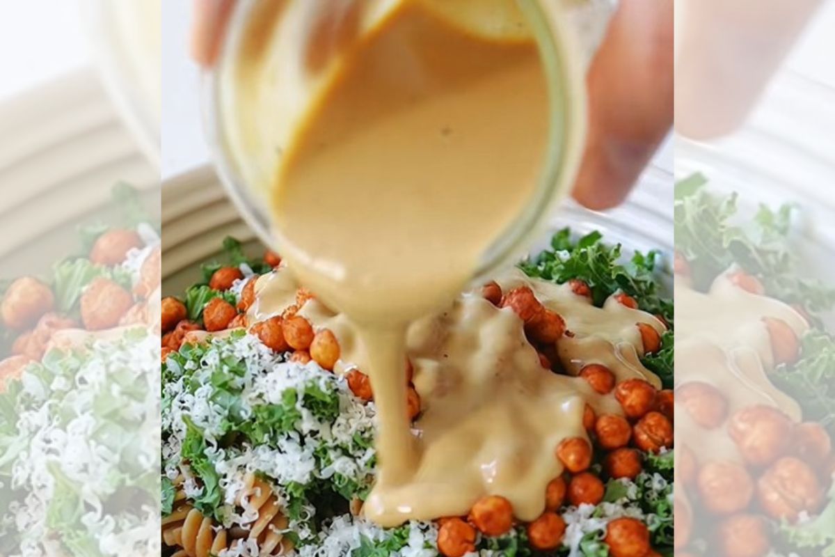 foto colorida Molho de tahine e limão