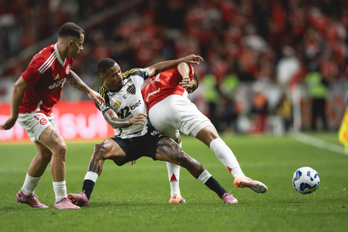 Galo Revoltado! Atlético-MG Detona Arbitragem Após Empate Contra o Internacional