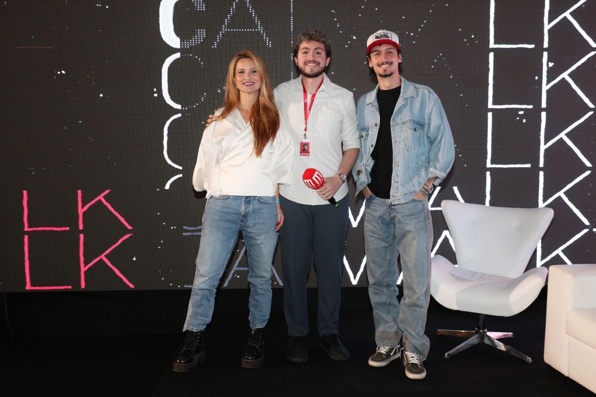 Imagem colorida de pessoas em roda de conversa