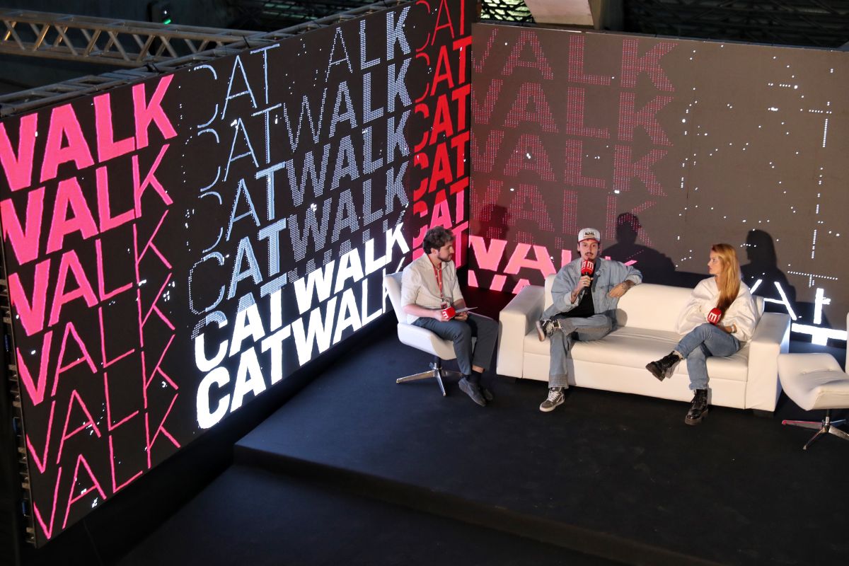 Imagem colorida de pessoas em roda de conversa