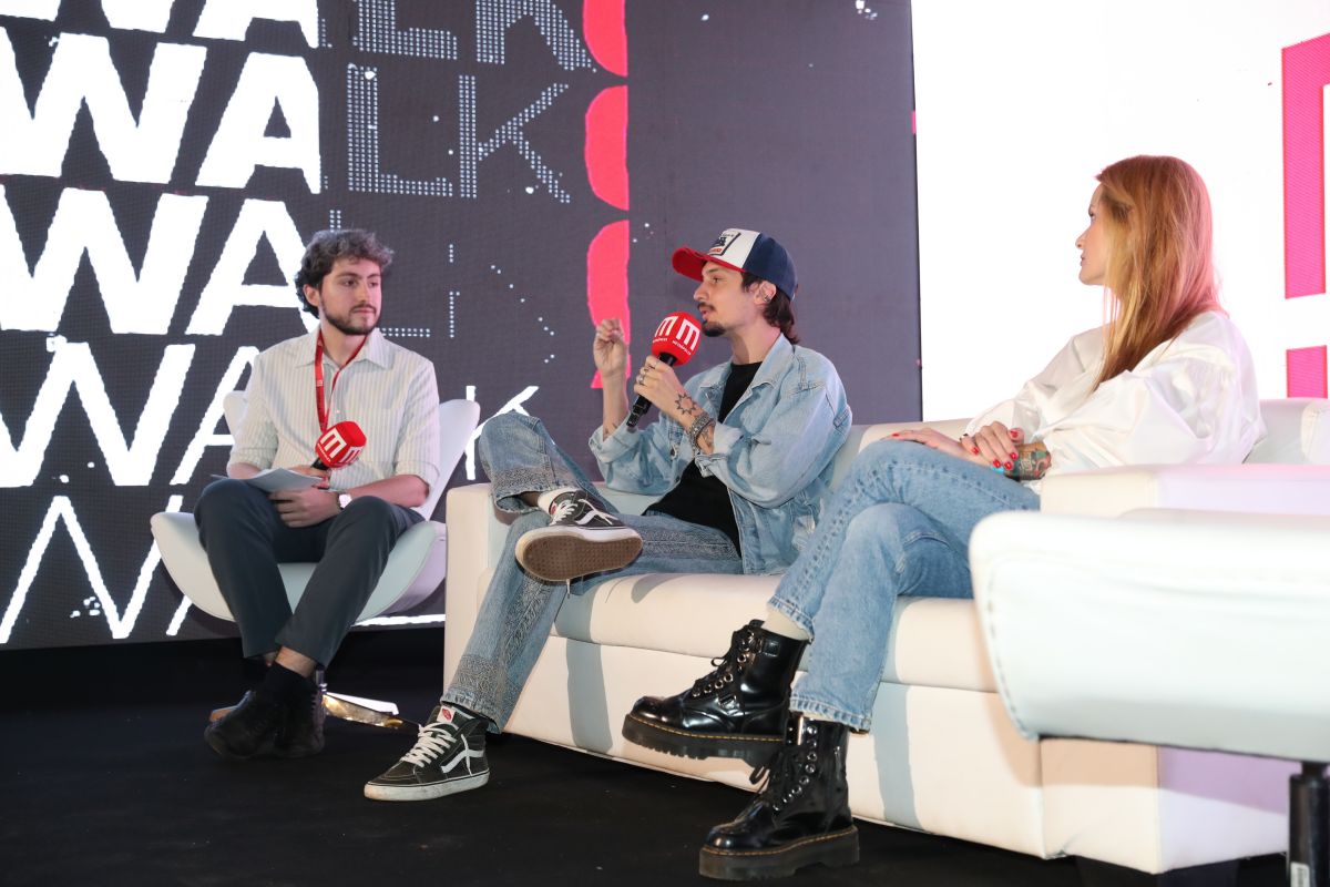 Imagem colorida de pessoas em roda de conversa