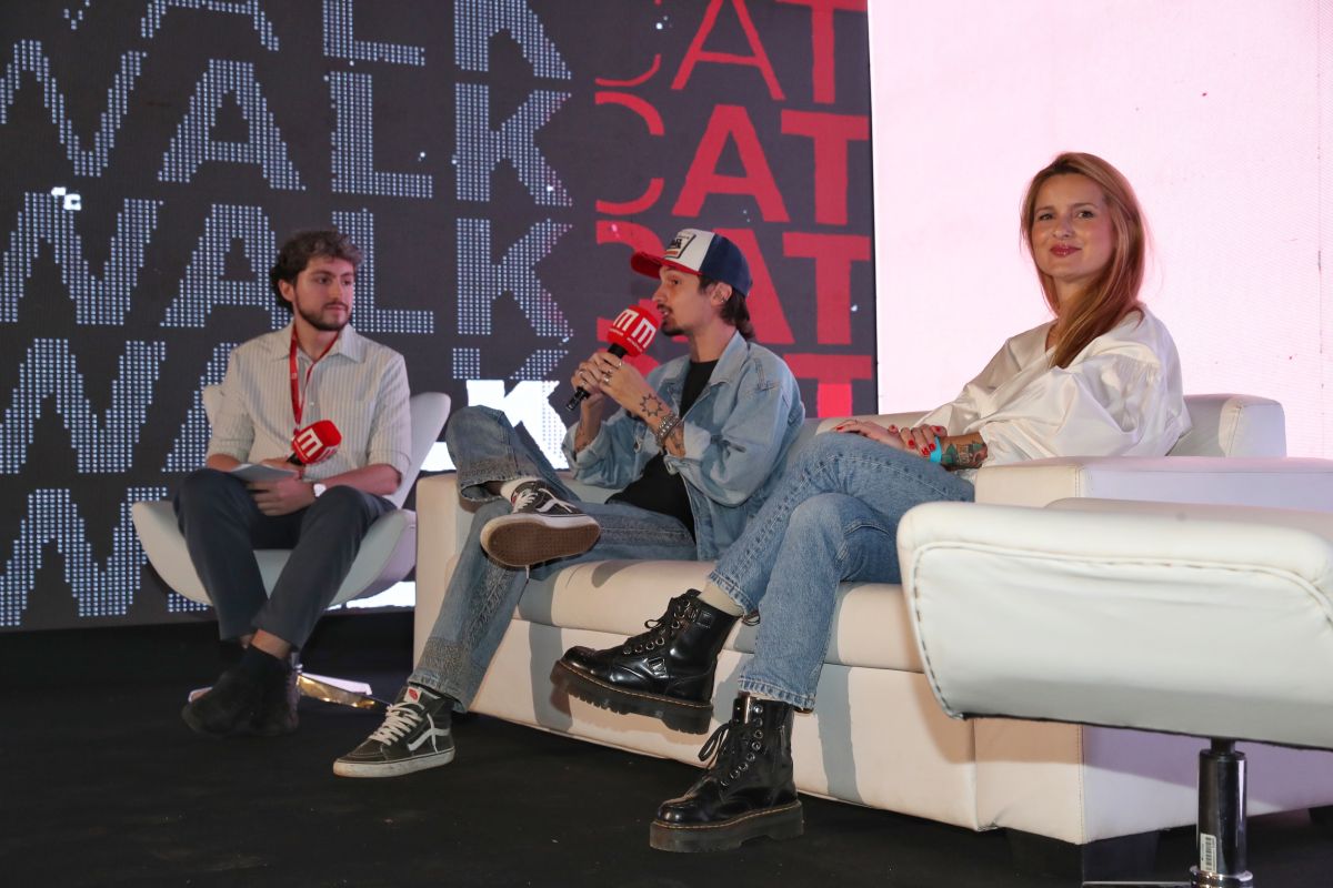 Imagem colorida de pessoas em roda de conversa