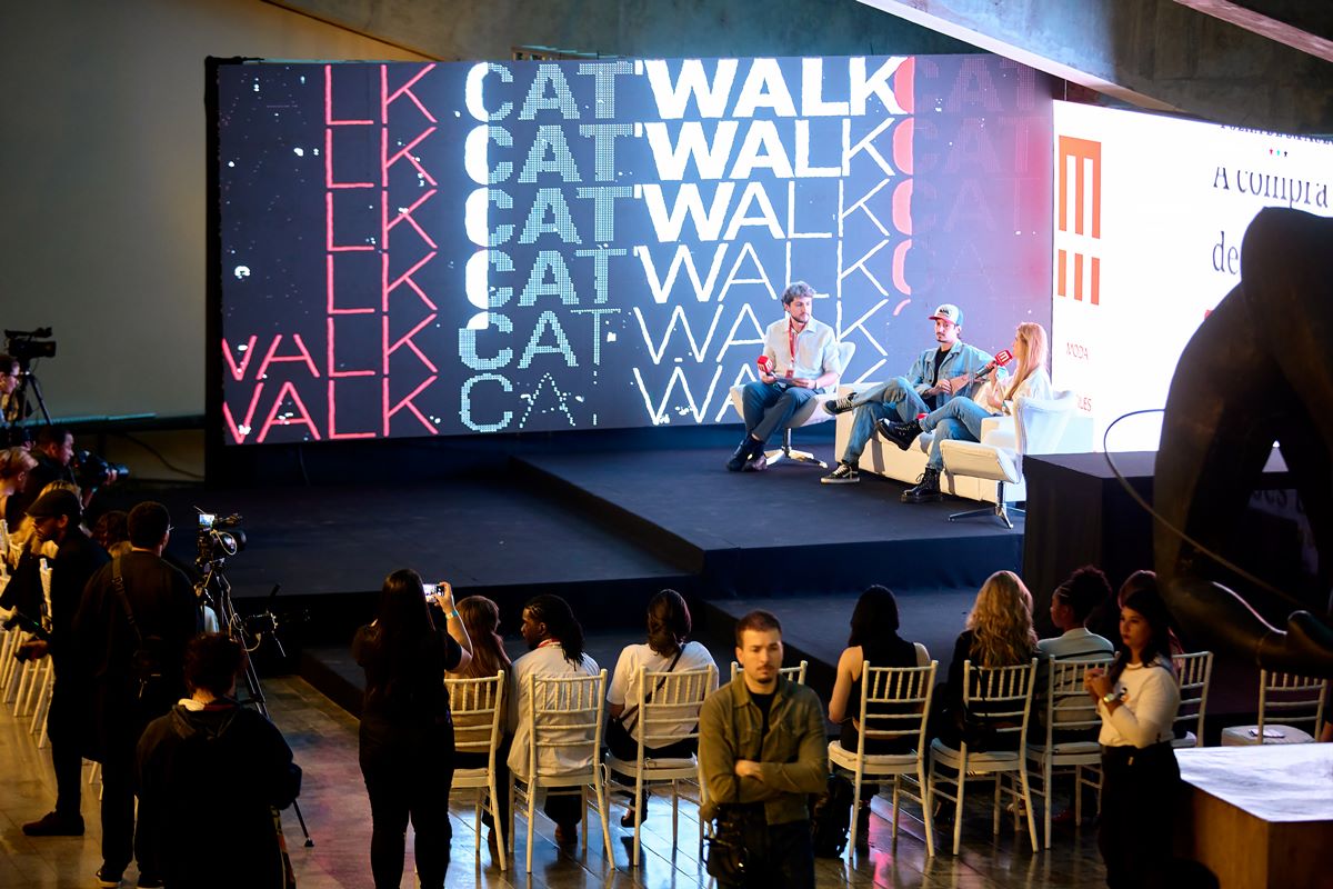 Imagem colorida de pessoas conversando em roda