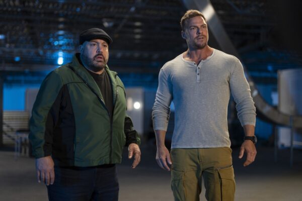 Imagem colorida de Kevin James e Alan Ritchson no filme Um Dia Fora do Controle