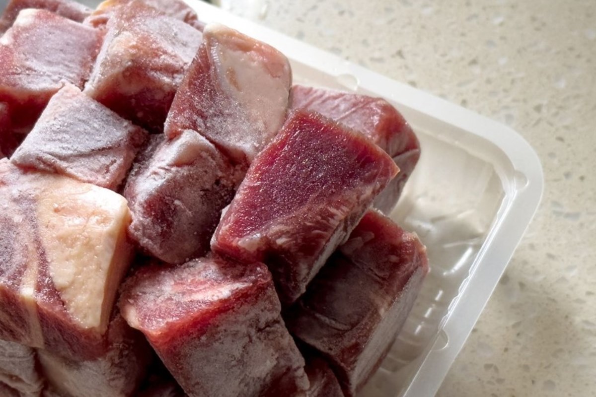 Após vender carne azul e fedorenta, supermercado indeniza cliente