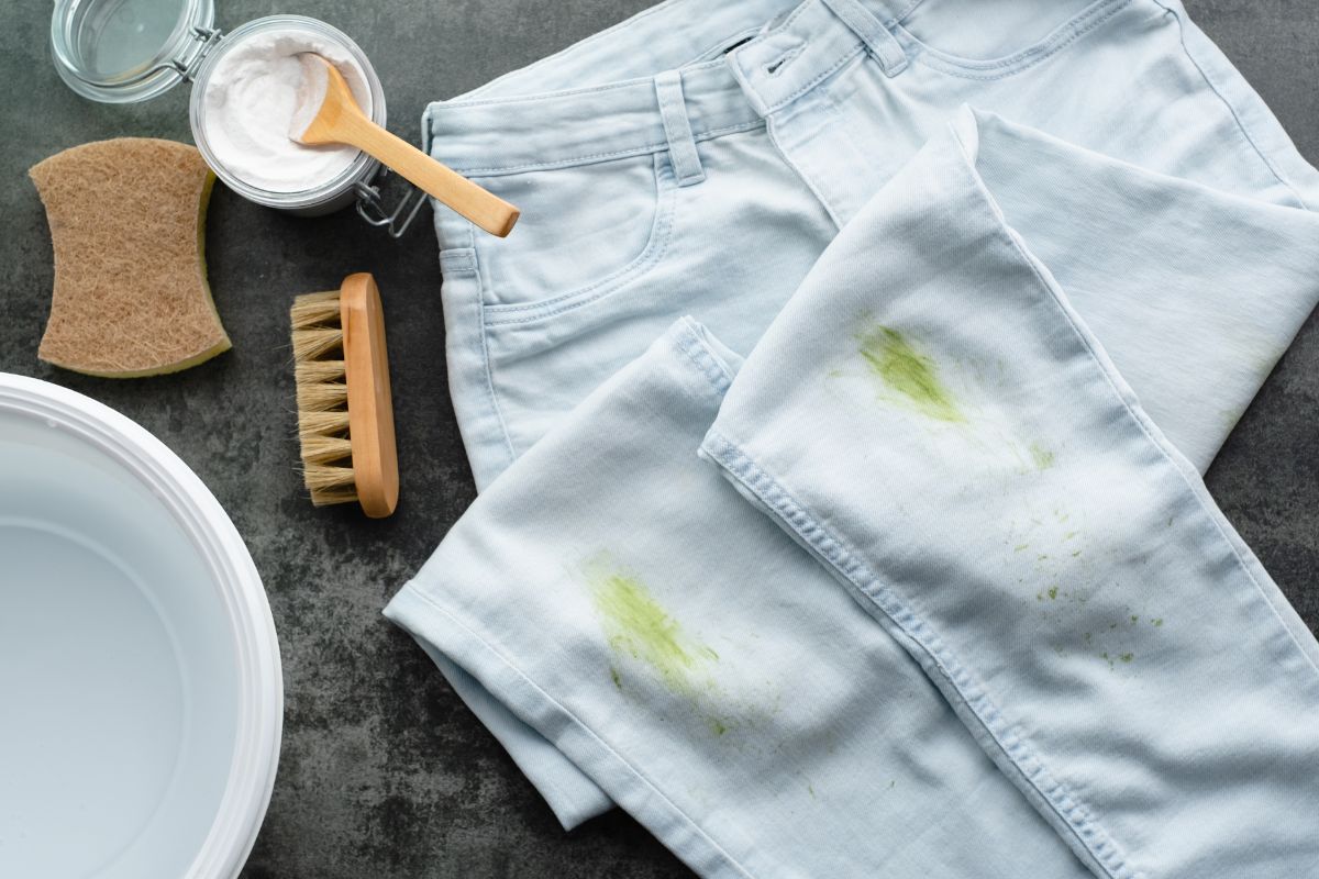 foto colorida calça manchada e mistura de bicarbonato com água oxigenada 