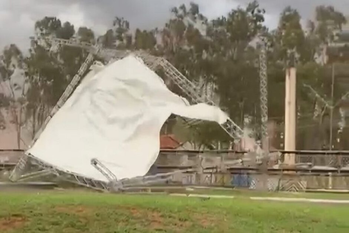 Vendaval arranca e arrasta estrutura de palco de show em MS