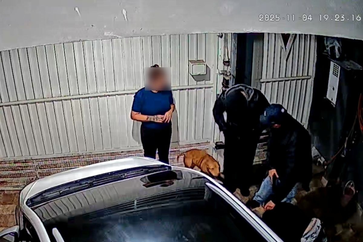 Vídeo mostra casal rendido por quadrilha que tinha policial civil