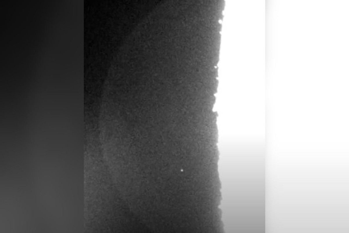 Imagem em preto e branco mostra meteoro indo em direção à Lua - Metrópoles