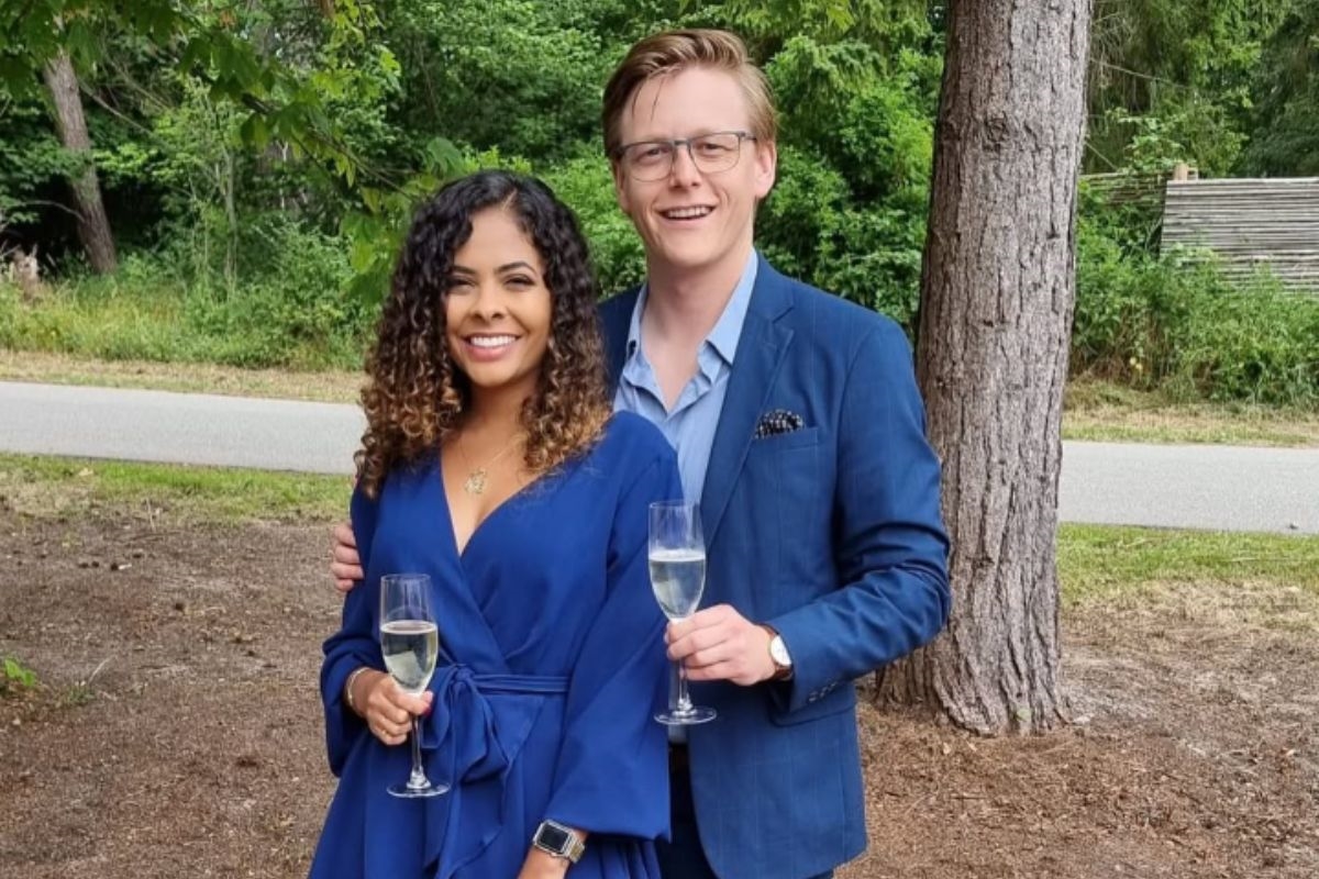 Foto colorida de um casal - Metrópoles