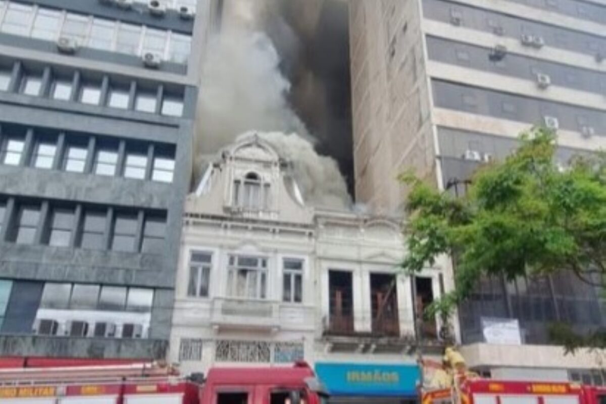 Incêndio atinge Centro Histórico de Porto Alegre