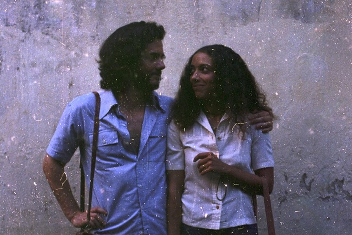 foto colorida com filtro de antiga com Alice Carvalho como Fátima e Wagner Moura como Marcelo em O Agente Secreto - metrópoles